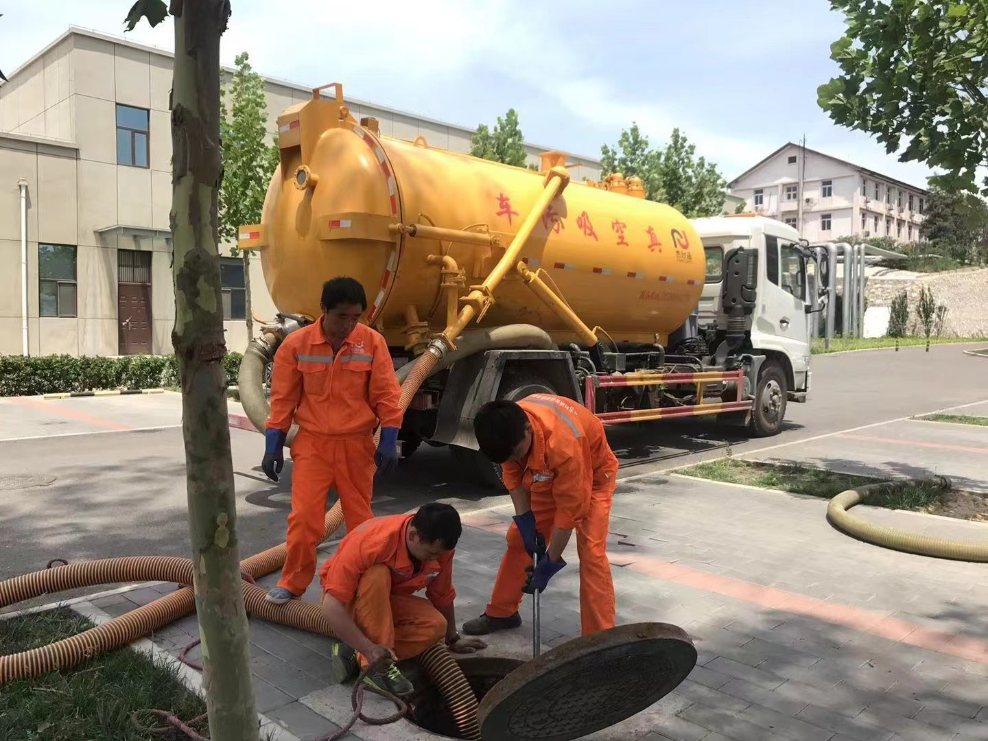 北林管道疏通车停在窨井附近