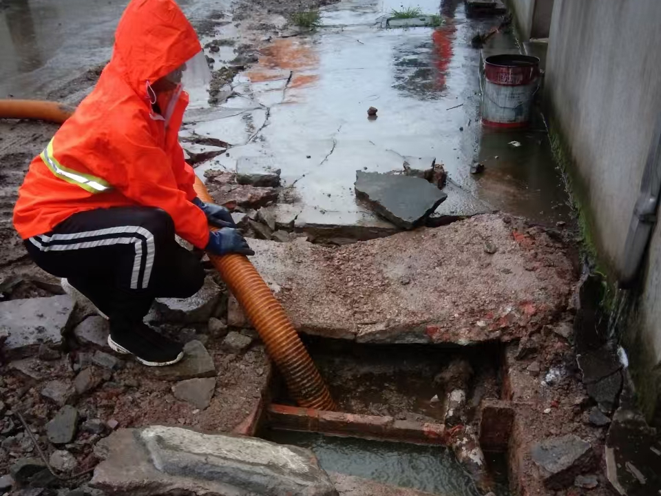 北林专业清理污水池 炜誉市政以规范流程守护城市 “肠道”